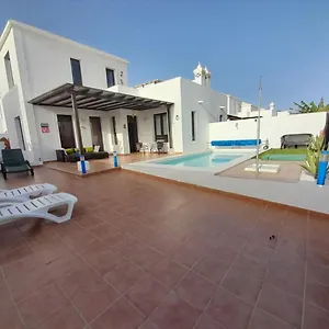https://villa-paquita.in-canary-islands.com