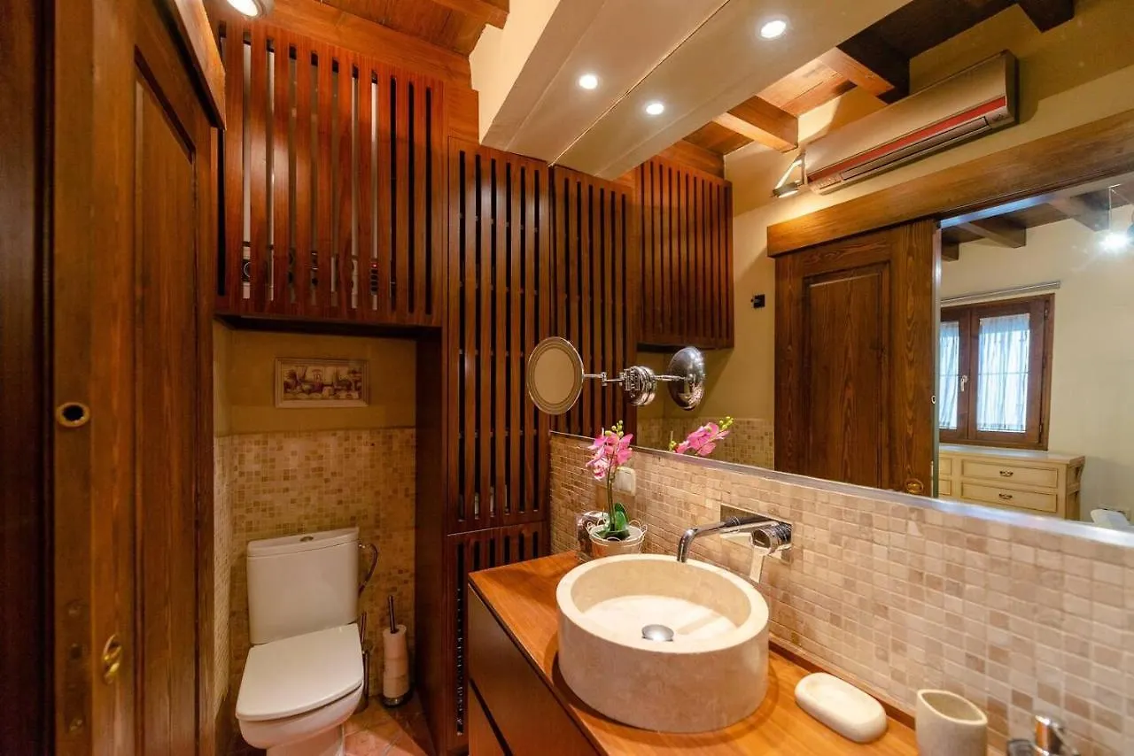 Sleep In Historic Puerta Elvira Apartment Granada